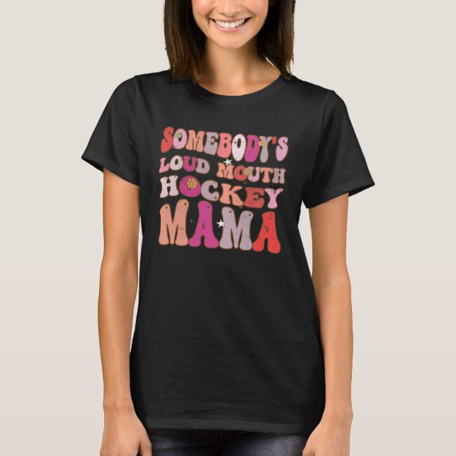 Camiseta Somebody s Loud Mouth Hockey Mama Groovy Retro On  (Frente)