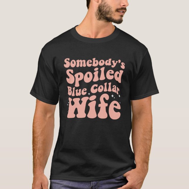 Camiseta Somebody s Spoiled Blue Collar Wife  Mother s Day  (Frente)
