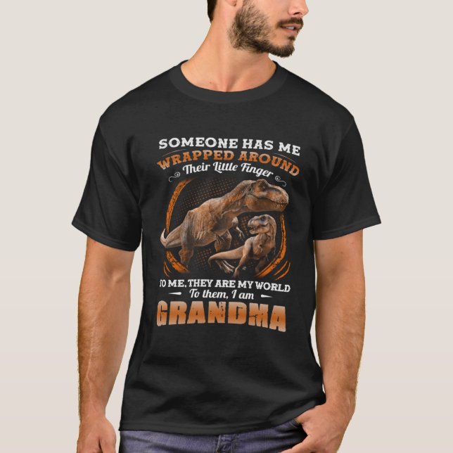 Camiseta Someone Has Me Wrapped Around Their Little Finger  (Frente)