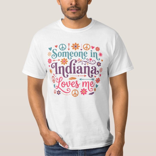 Camiseta Someone in Indiana Loves Me Boho Hippie Design (Frente)