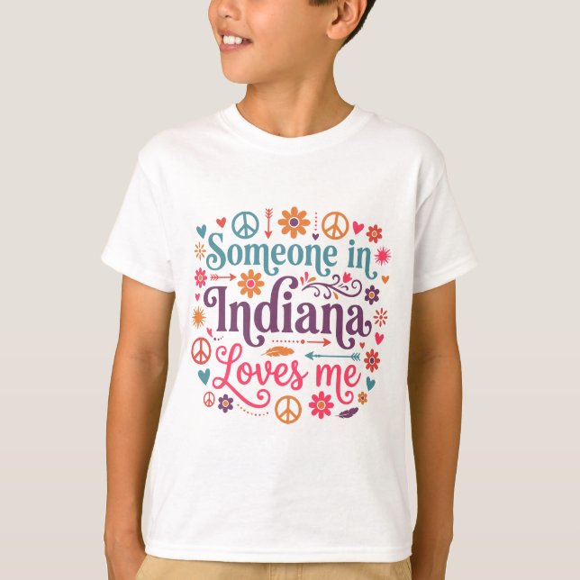 Camiseta Someone in Indiana Loves Me Boho Hippie Design (Frente)
