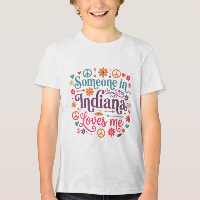 Camiseta Someone in Indiana Loves Me Boho Hippie Design (Frente)