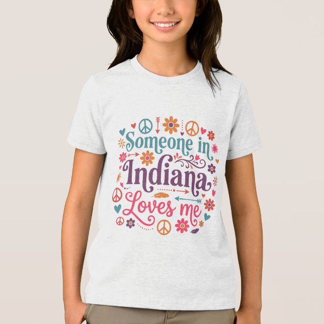 Camiseta Someone in Indiana Loves Me Boho Hippie Design (Frente)