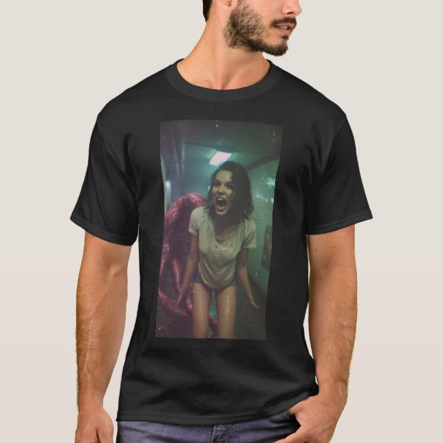 Camiseta Something Behind Her (Frente)