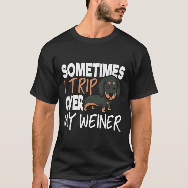 Camiseta Sometimes I Trip Over My Weiner Funny Dachshund (Frente)