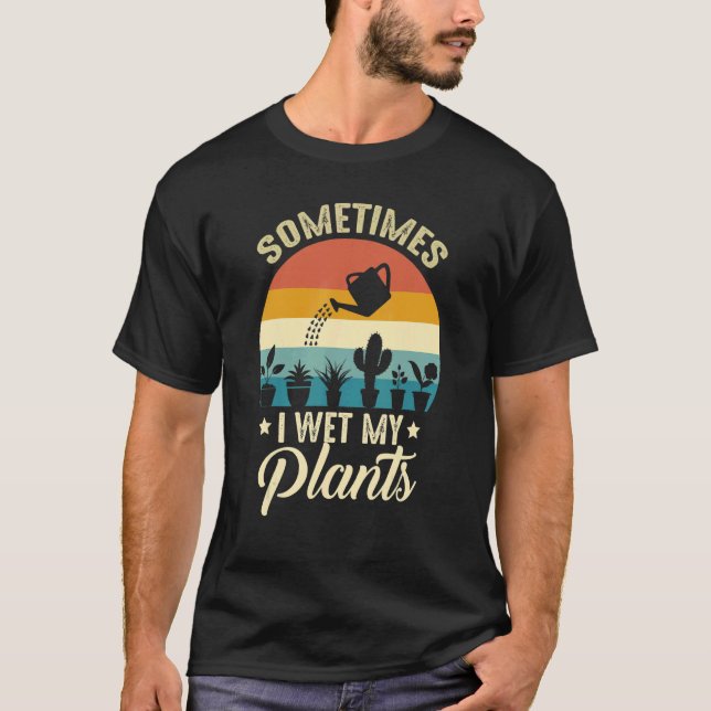 Camiseta Sometimes I Wet My Plants Gardener Plant   Gardeni (Frente)