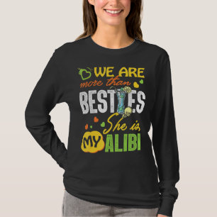 Camiseta Somos Mais Do Que Besties Ela É Meu Álibi Margarit