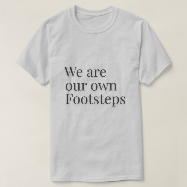 Camiseta Somos Nossas Próprias Pegadas Citação – (Frente do Design)
