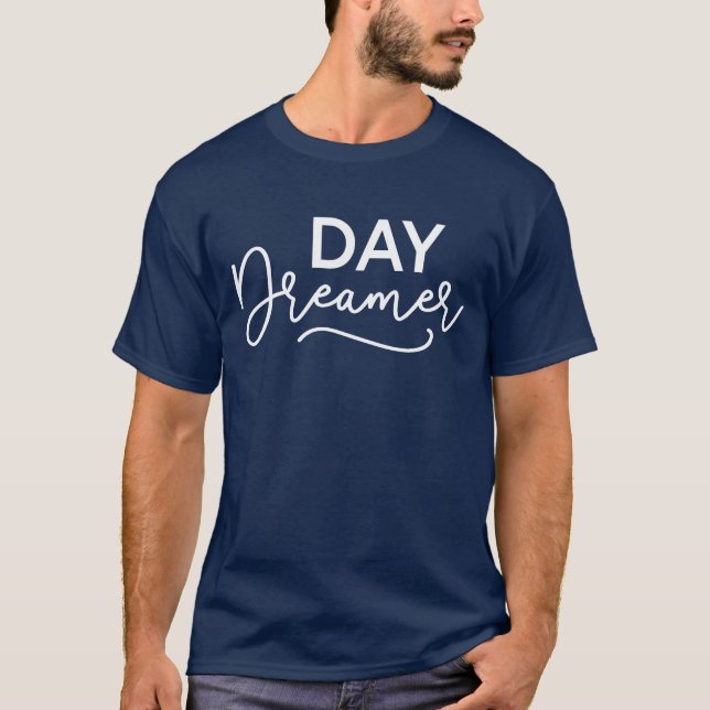 Camiseta Sonhador de Dia de Script Moderno (Frente)