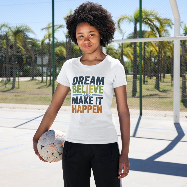 Camiseta Sonhe, acredite, e faça acontecer | Inspiração (Dream, Believe, and Make It Happen Women's T-Shirt – Inspirational Graphic Tee for Empowerment)