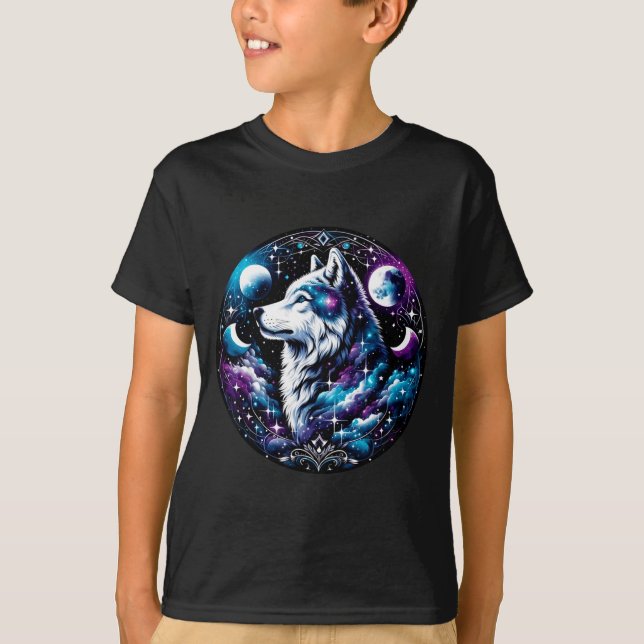 Camiseta Sonho Celestial de Lobo Noite Uivando Lua Engraçad (Frente)