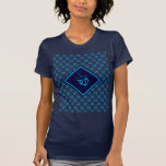 Camiseta Sonho de Hanukkah Azul Moderno<br><div class="desc">Moderno, na moda Hanukkah-temático T-SHIRT. Design mostra os DREIDELS cianos azuis em um padrão de títulos. No centro está um sonho ciano azul maior. Estão disponíveis leggings de correspondência, então você ainda pode parecer na moda enquanto relaxa na estação festiva. A decoração caseira e as ideias de presentes podem ser...</div>