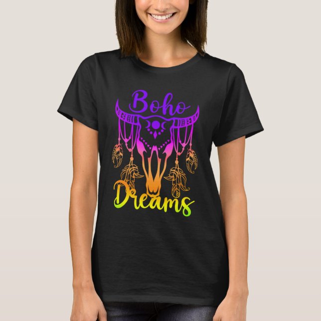 Camiseta Sonhos Boho Caveira de Gado Penas Arco-Íris Brilha (Frente)