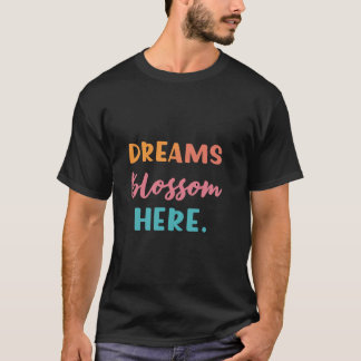 Camiseta Sonhos Florescem Aqui