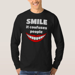 Camiseta Sorria Que Confunde As Pessoas A Para Trazer Um So