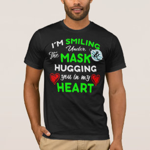 Camiseta Sorrir debaixo da Máscara e abraçando você no meu