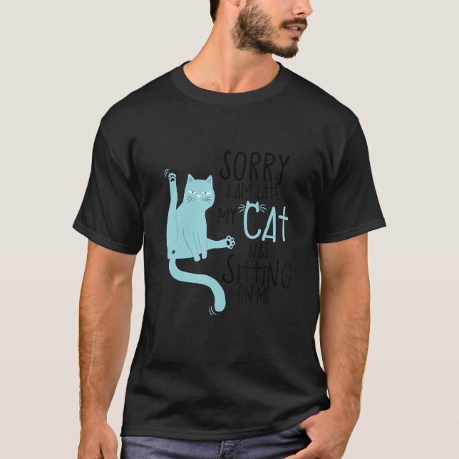 Camiseta Sorry I'm Late My Cat Was Sitting On Me Funny (Frente)