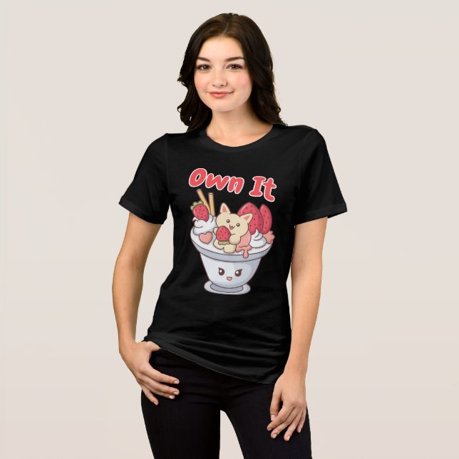 Camiseta Sorvete Own It com Gato Kawaii e Morangos (Frente Completa)