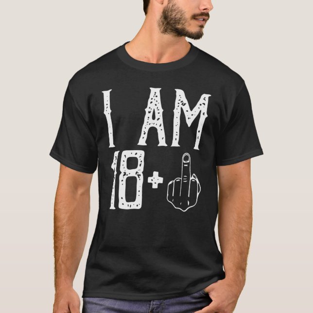 Camiseta Sou 18 Mais Dedo Médio Im 18 Mais 1 Escuro Médio (Frente)