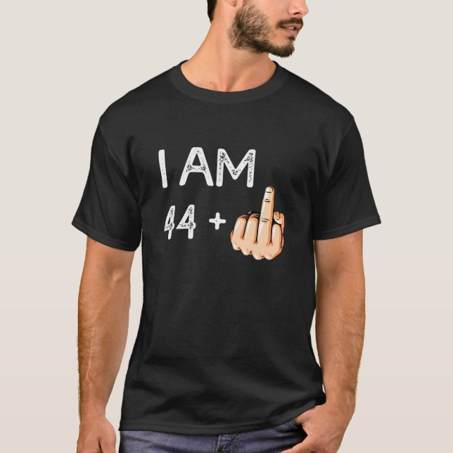 Camiseta Sou 44 Mais 1 Engraçado 45º Nascer de Presente de  (Frente)