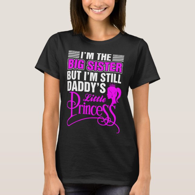 Camiseta Sou A Irmã Maior Mas A Princesa Daddys. (Frente)