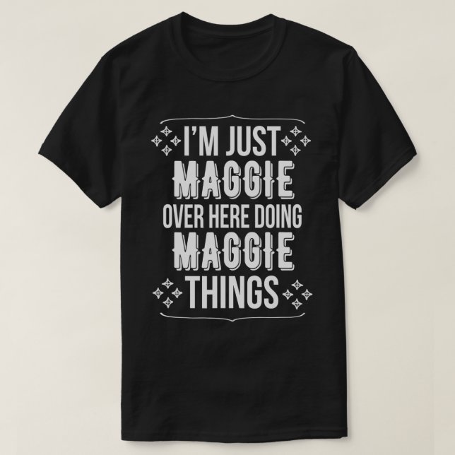 Camiseta Sou apenas a Maggie aqui a fazer coisas da Maggie  (Frente do Design)
