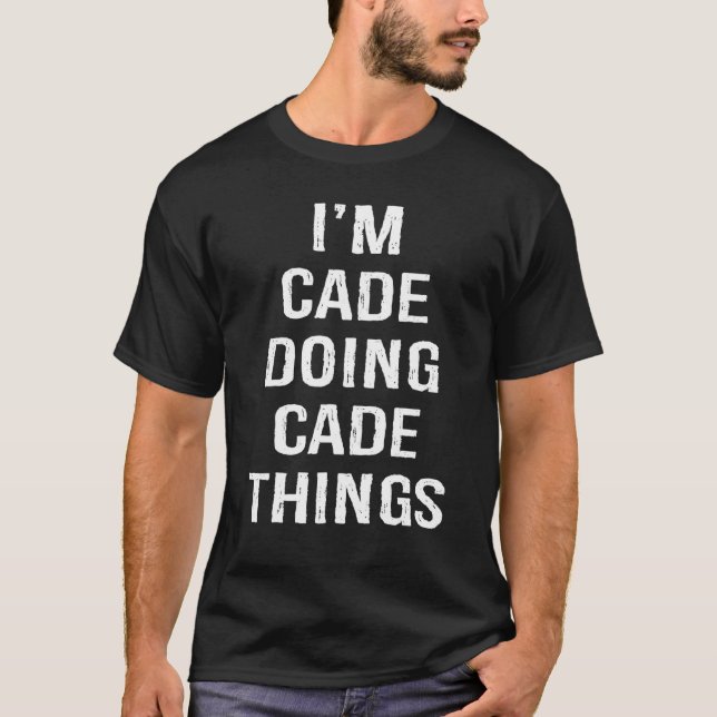 Camiseta Sou Cade Doing Cade Things Name Aniversário (Frente)