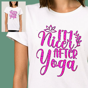 Camiseta Sou mais agradável depois de Yoga rosa em branco