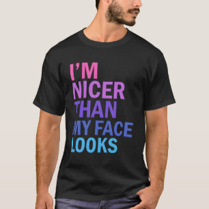 Camiseta Sou Mais Bonita Do Que Minha Cara Parece Dizer
