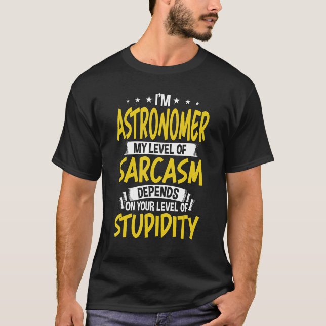 Camiseta Sou o Astrônomo Meu Nível de Sarcasmo (Frente)