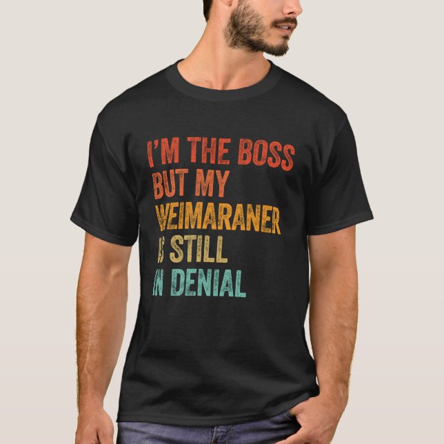 Camiseta Sou o chefe, mas meu Weimaraner ainda está em nega (Frente)