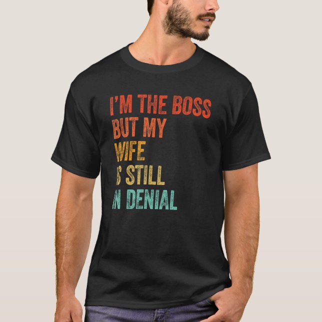 Camiseta Sou o chefe, mas minha esposa ainda está em Pai ne (Frente)