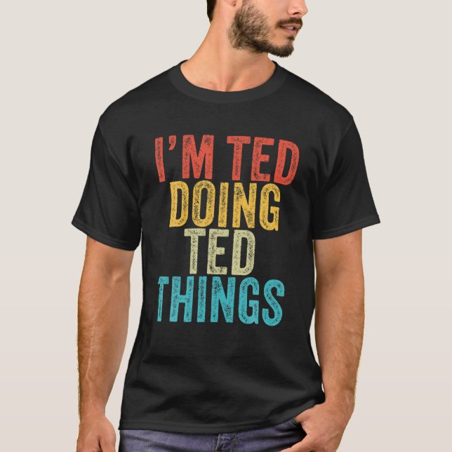 Camiseta Sou Ted Fazendo Coisas do Ted Engraçado Ted Birthd (Frente)