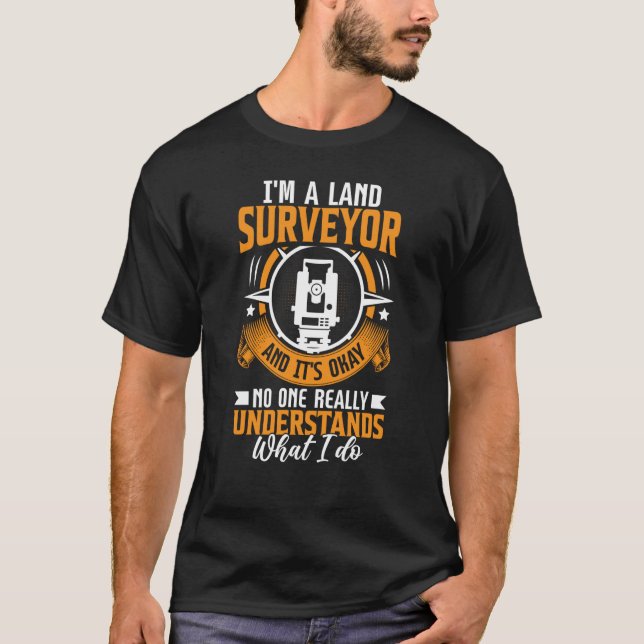 Camiseta Sou um Agrimensor e Tudo Bem Ninguém Realmente Ent (Frente)