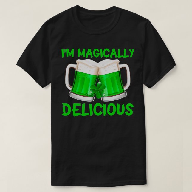 Camiseta Sou um Bebendo de Dia de São Patrício magicamente  (Frente do Design)