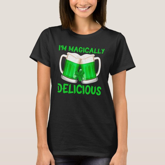 Camiseta Sou um Bebendo de Dia de São Patrício magicamente  (Frente)