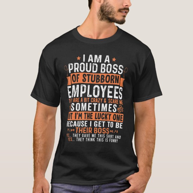 Camiseta Sou Um Chefe Orgulhoso De Empregados Teimosos Que  (Frente)