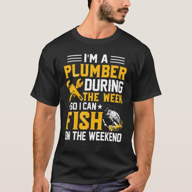 Camiseta Sou um encanador durante a semana para que eu poss (Frente)