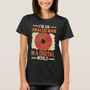 Camiseta Sou um homem analógico num registro mundial digita