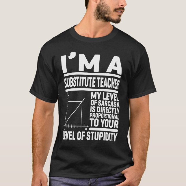 Camiseta Sou um professor substituto. Meu nível de sarcasmo (Frente)