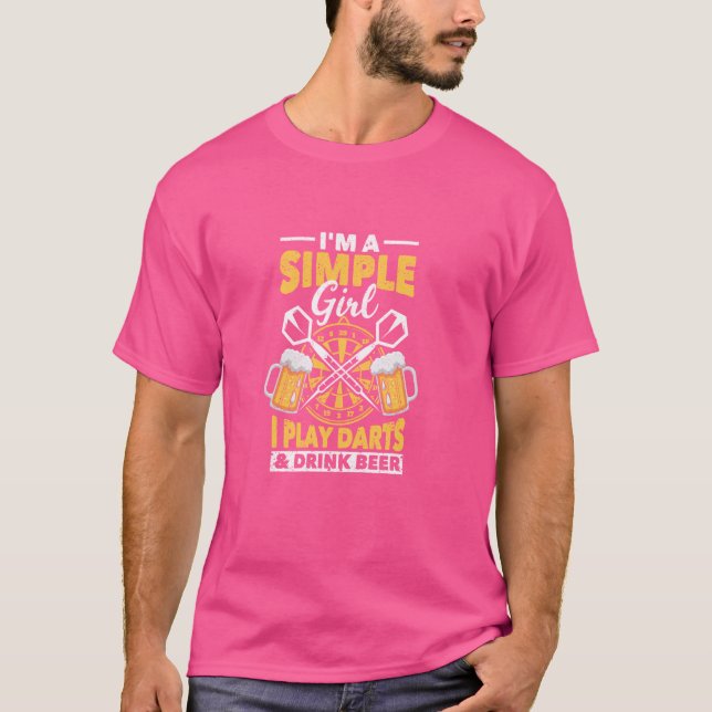 Camiseta Sou uma garota simples que toco dardos e bebo cerv (Frente)