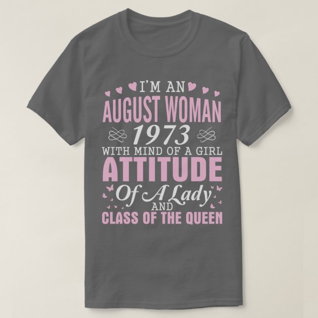 Camiseta Sou Uma Mulher De Agosto De 1973 Com Mente De Uma  (Frente do Design)