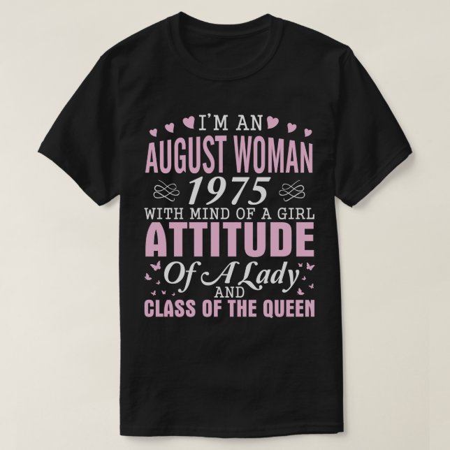 Camiseta Sou Uma Mulher De Agosto De 1975 Com Mente De Uma  (Frente do Design)