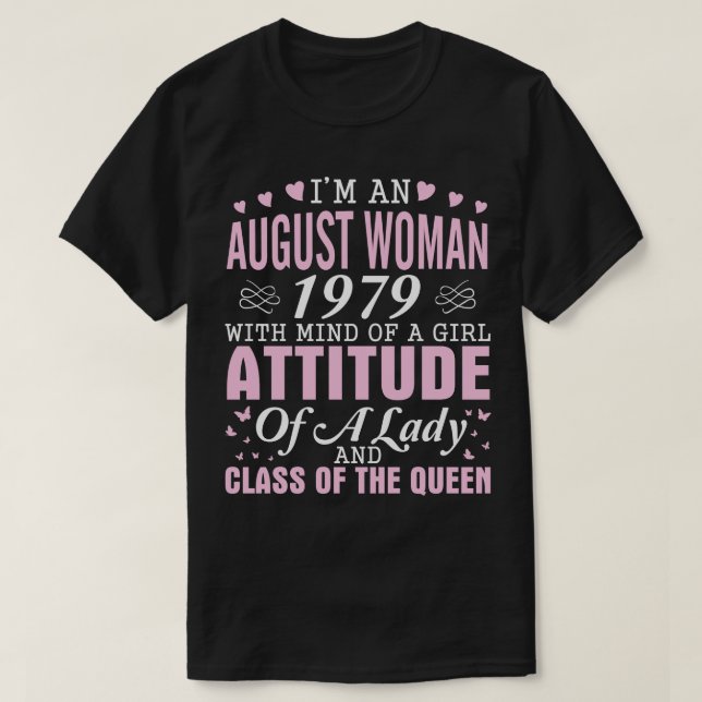 Camiseta Sou Uma Mulher De Agosto De 1979 Com Mente De Uma  (Frente do Design)