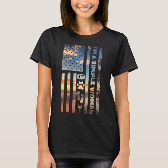 Camiseta Sou Uma Mulher Simples Acampando Chinelos De Vinho (Frente)