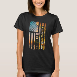 Camiseta Sou uma mulher simples acampando Chinelos de vinho