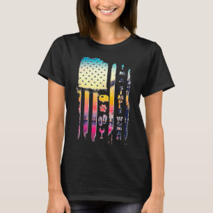 Camiseta Sou Uma Mulher Simples Acampando Sacudir De Vinho