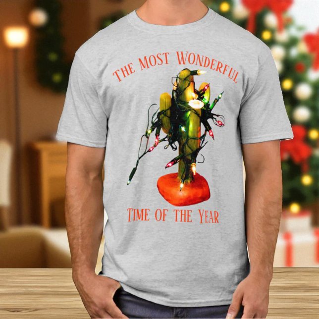 Camiseta Southwestern Style Cactus Candle Christmas Lights (Christmas cactus with lights tee shirt front)