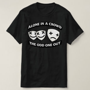Camiseta Sozinho Em Uma Multidão Diferente Gráfico Urbano