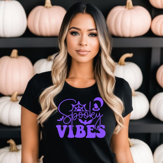 Camiseta Spookes Vibes Halloween (Halloween T-shirt with the text Spooky Vibes in purple text.)
